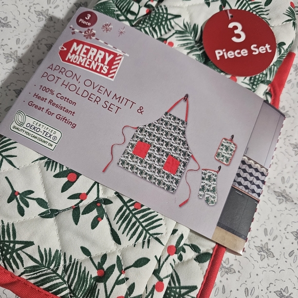 Merry Moments Holly & Branch Kitchen Set - Picture 3 of 3